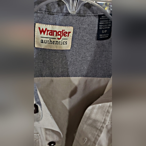 Wrangler Men's Beige Relaxed Fit Long Sleeve Button-Up Shirt - Picture 4 of 5